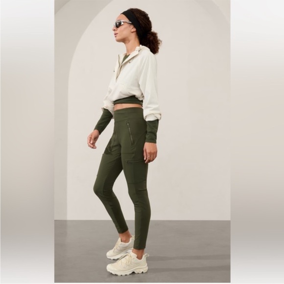 Athleta Pants - Athleta Headlands Hybrid High-rise
Cargo Leggings